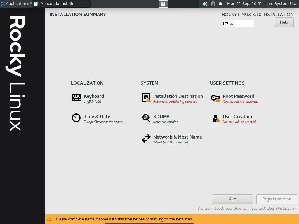 A Rocky Linux telepítő összegző oldala, amely piros figyelmeztetéseket mutat a hiányzó root jelszó és felhasználói fiók miatt.