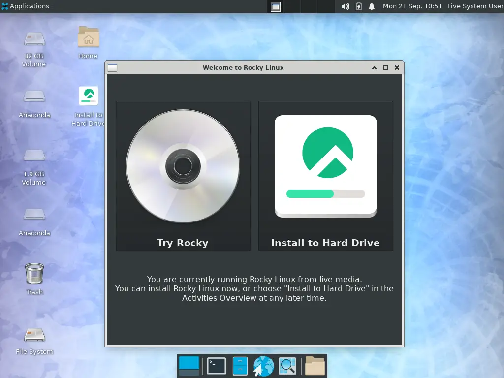 A Rocky Linux élő asztali felülete, amelyen a "Try Rocky" és az "Install to Hard Drive" opciók láthatók.
