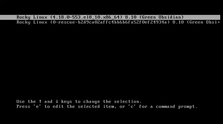 A Rocky Linux rendszerindító menüje, amely a normál és a mentési módú kernel indítási lehetőségeit kínálja.